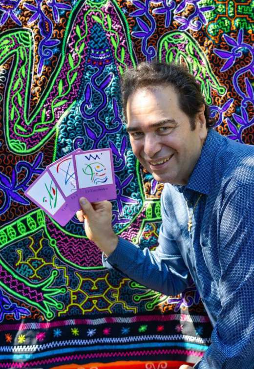 Gerardo Laempe mit den Ayahuasca-Pflanzen-Symbole im Hintergrund Shipibo Conibo Muster